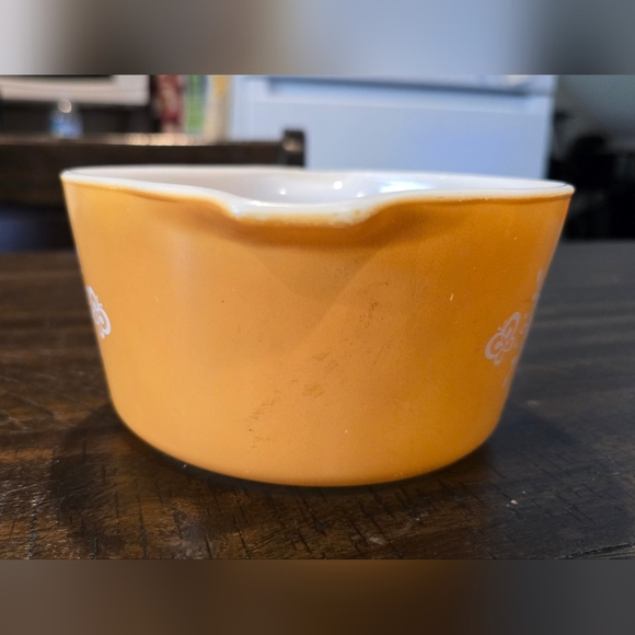 Vintage Pyrex Casserole Dish in the "Butterfly Gold" Pattern 473- 1qt - Picture 2 of 10